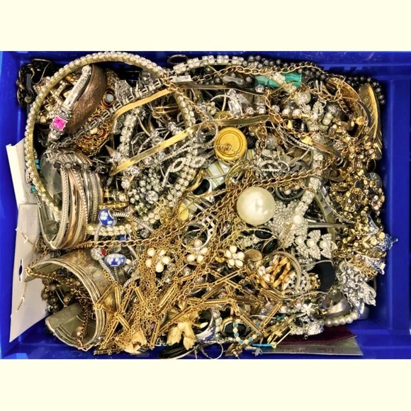 Huge 2 LB Vintage to Now Jewelry Lot- MYSTERY BOX Gold Silver Rhinestones - Picture 4 of 8